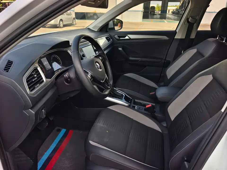 Volkswagen T-ROC exploring Songs