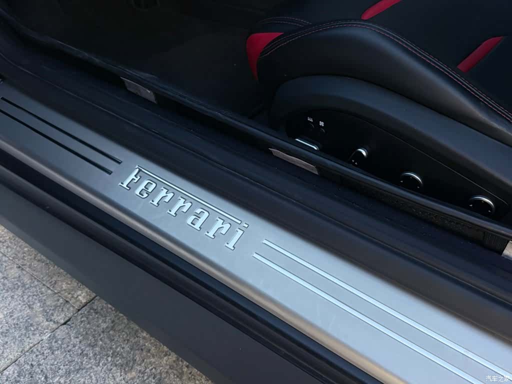 Ferrari GTC4Lus, 2019 14