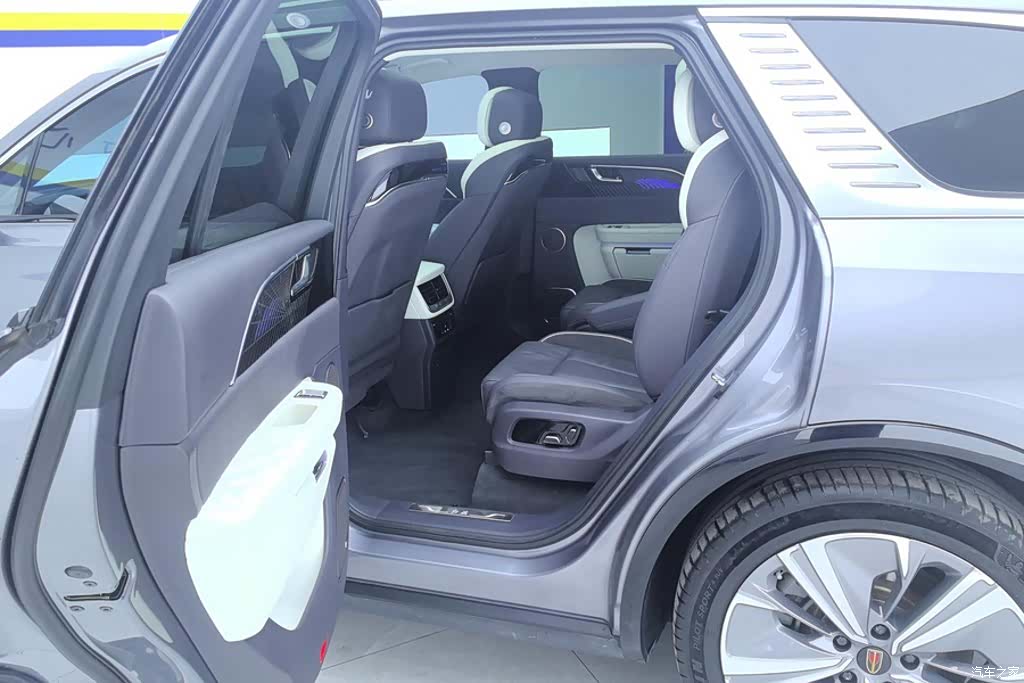 Hongqi E-HS9, 2023 11