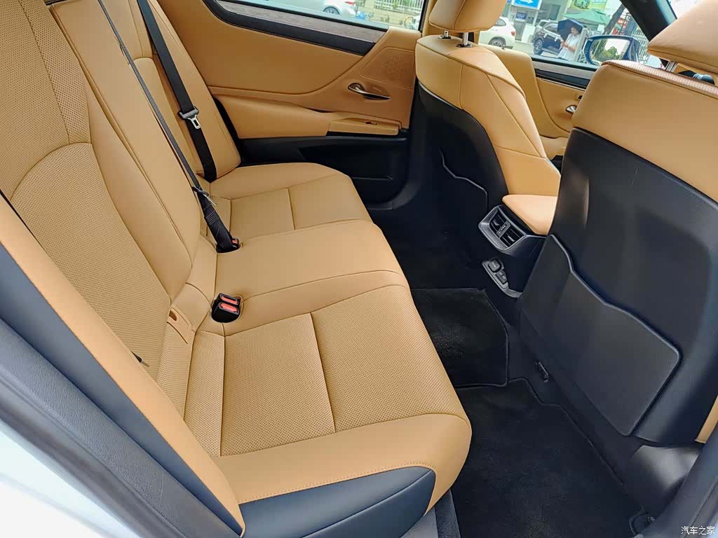 Lexus ES, 2025 11