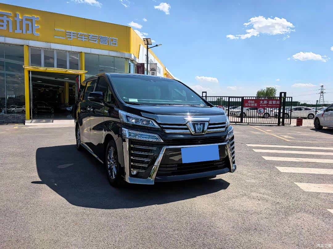 Toyota Alphard, 2022 3