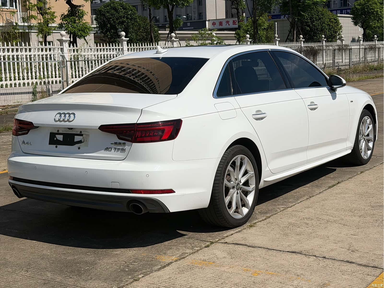 Audi A4L, 2019 все фото