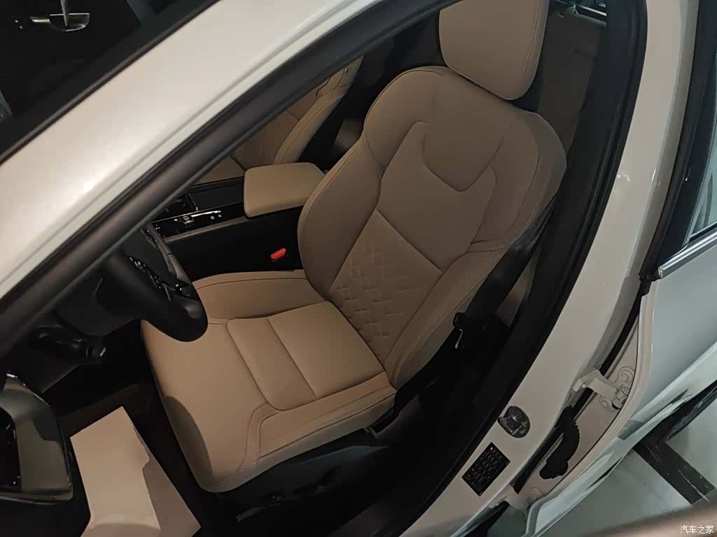Volvo XC60, 2025 11
