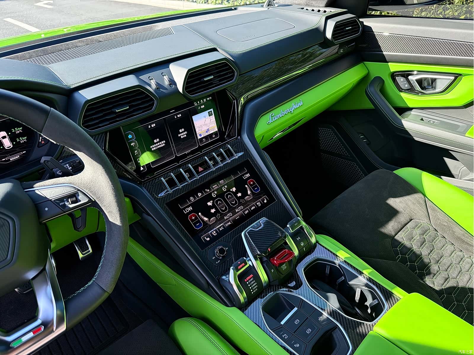 Lamborghini Urus, 2023 11