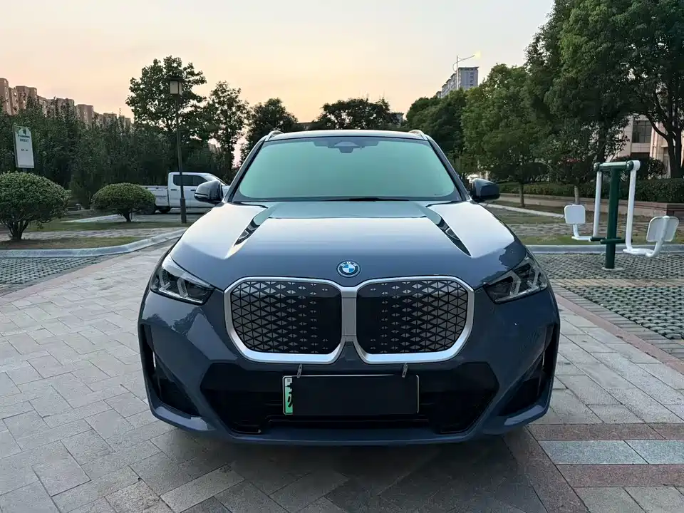 BMW iX1