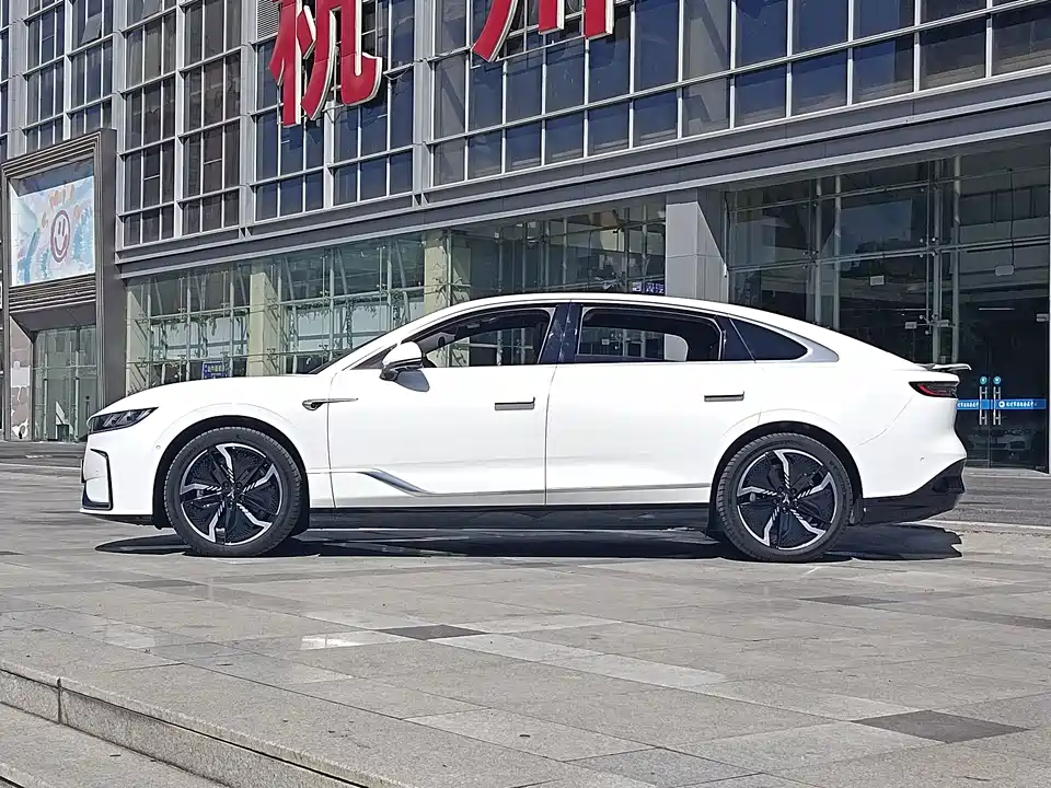 VOYAH Lantu chasing light