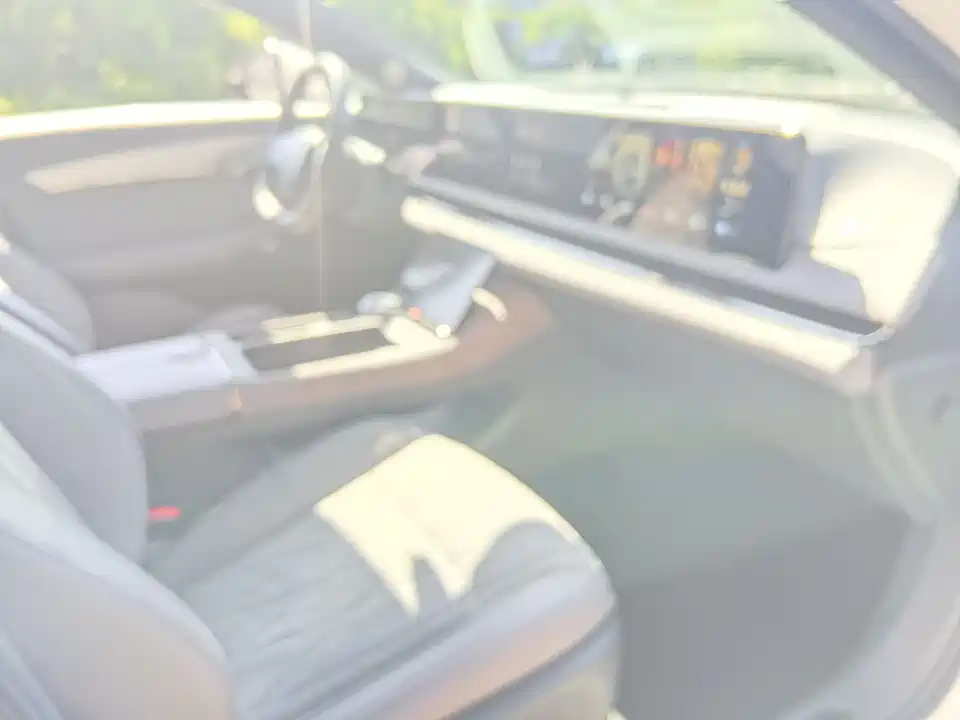 VOYAH Lantu chasing light