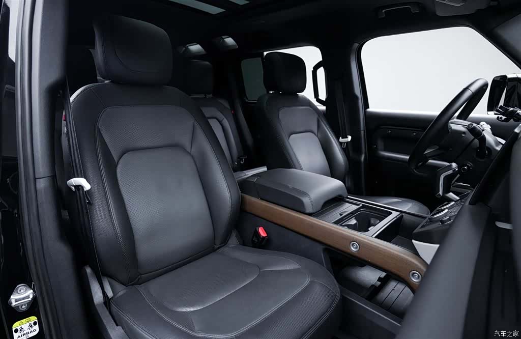 Land Rover Defender, 2023 13