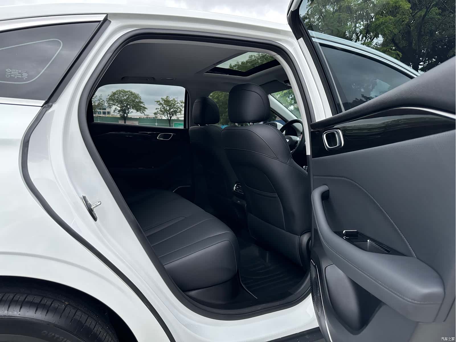 Geely Emgrand, 2026 13