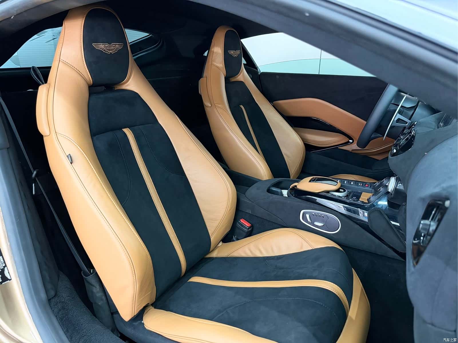 Aston Martin Vantage, 2019 12