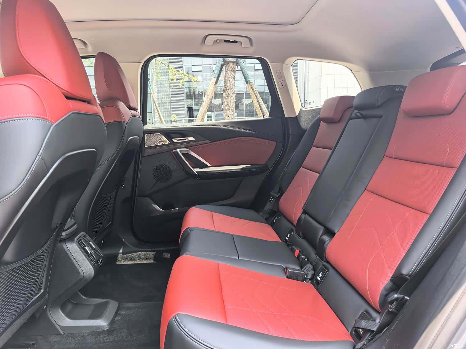 BMW iX1, 2023 все фото