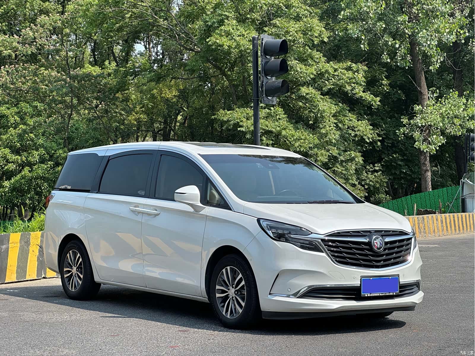 Buick GL8, 2022 3
