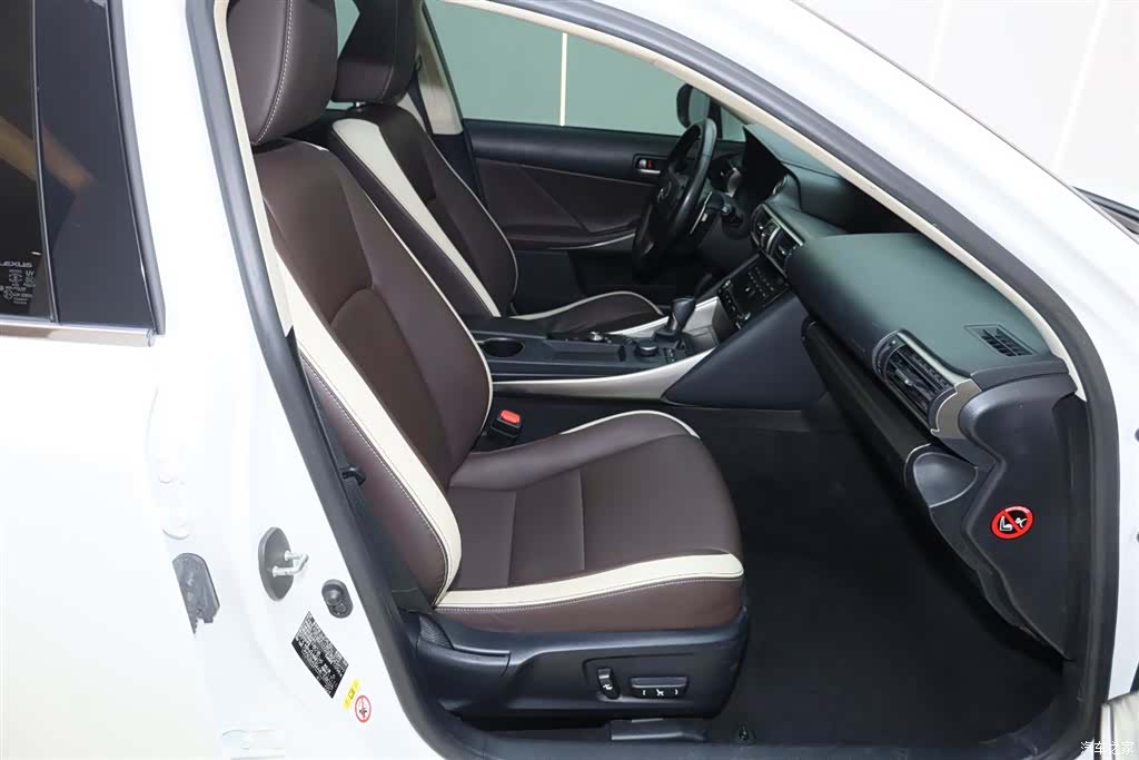 Lexus IS, 2017 12