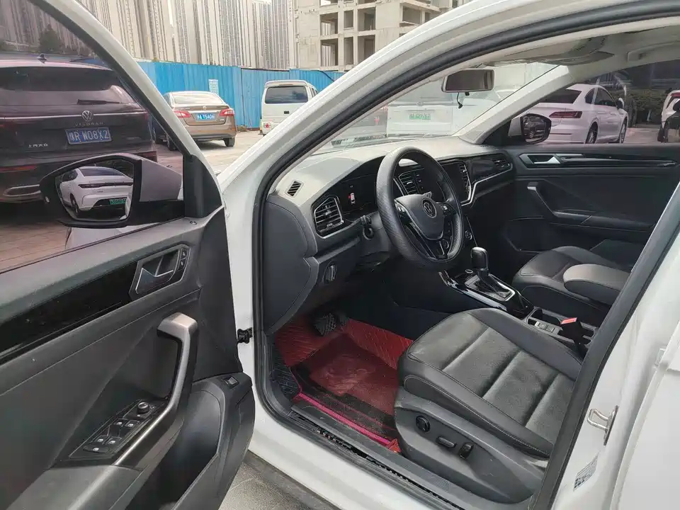 Volkswagen T-ROC exploring Songs