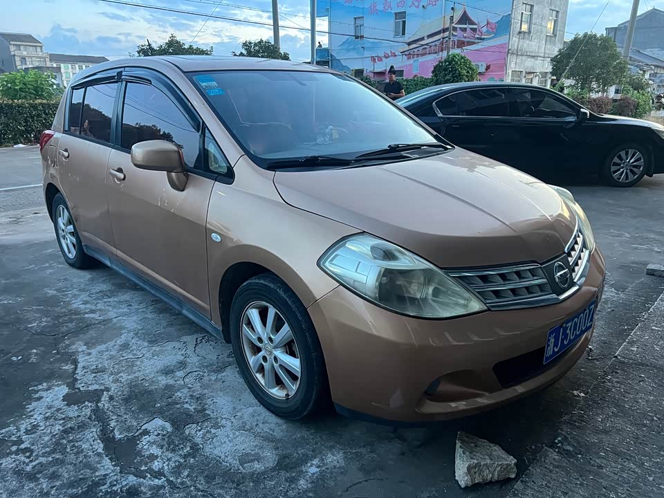 Nissan TIIDA Nissan TIIDA