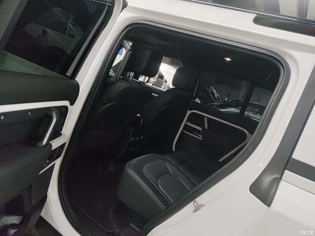 Land Rover Defender, 2023 3