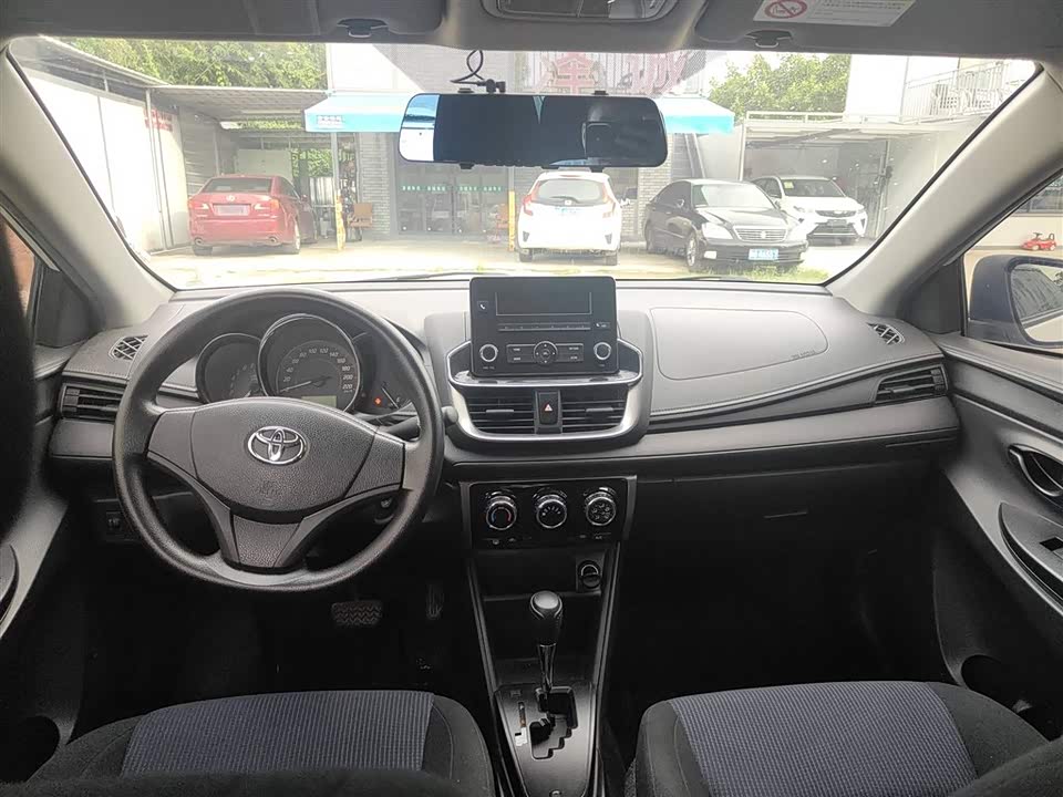 Toyota YARiS L to enjoy