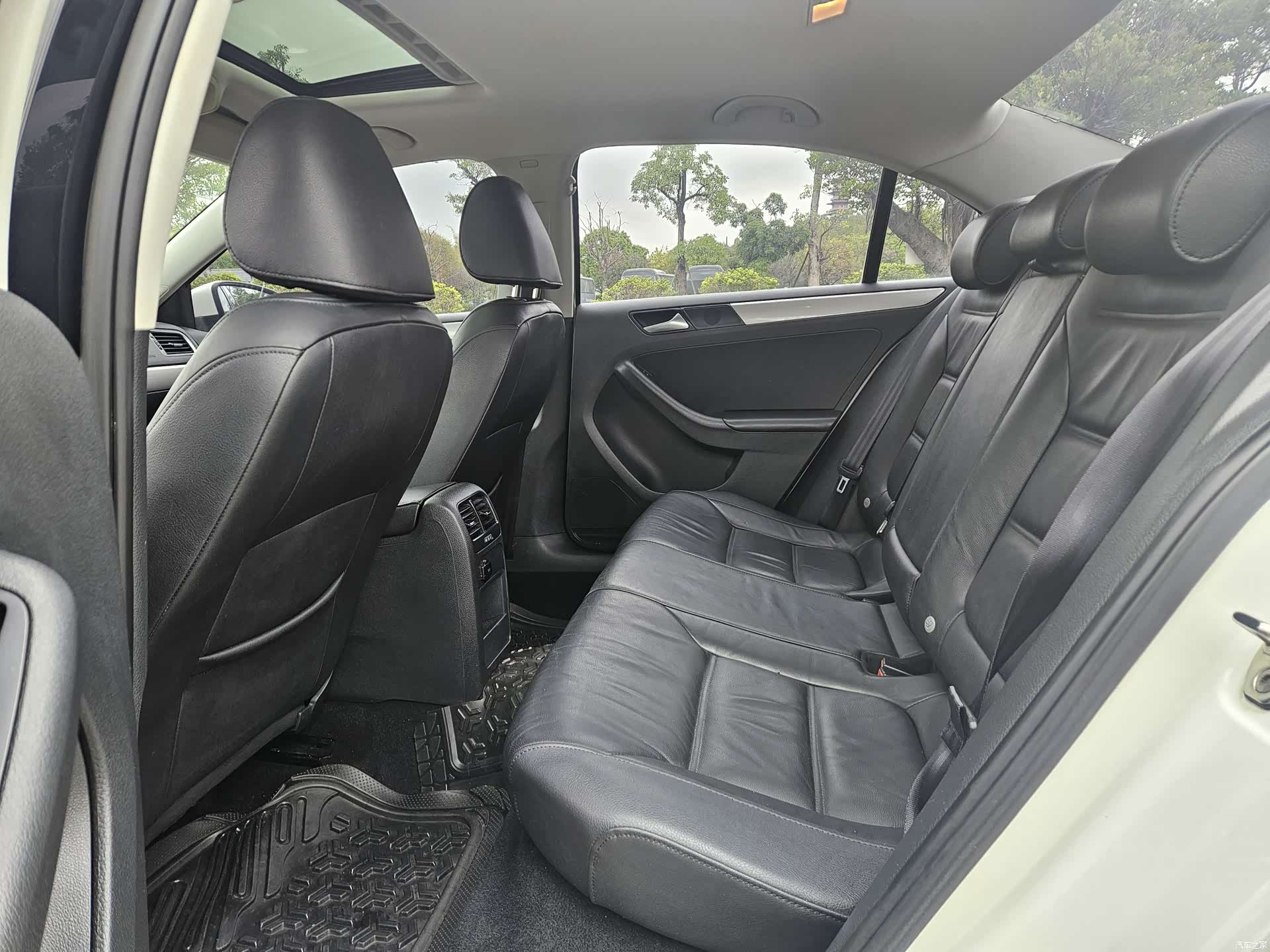 Volkswagen Sagitar, 2012 9