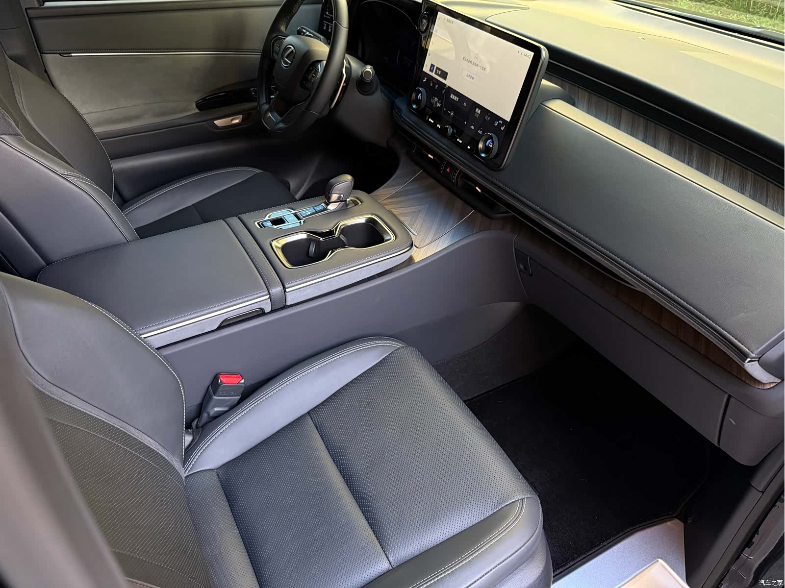 Lexus LM, 2025 8
