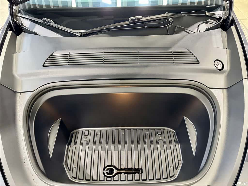 Tesla Model Y, 2025 11