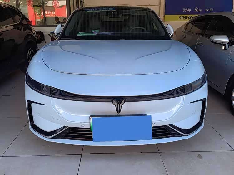 VOYAH Lantu chasing light