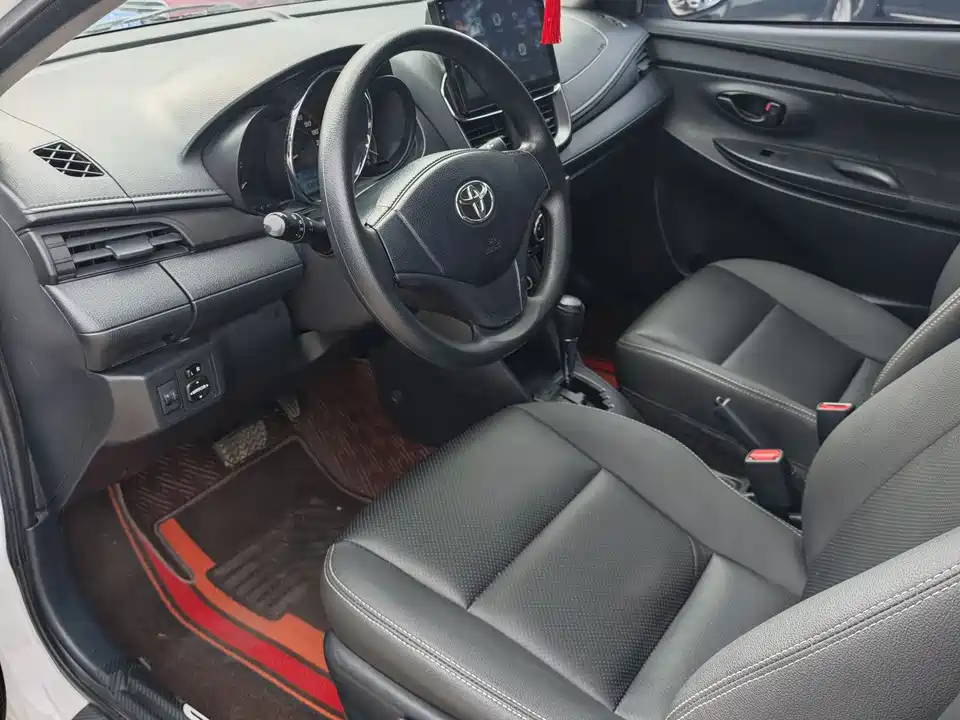 Toyota YARiS L to enjoy