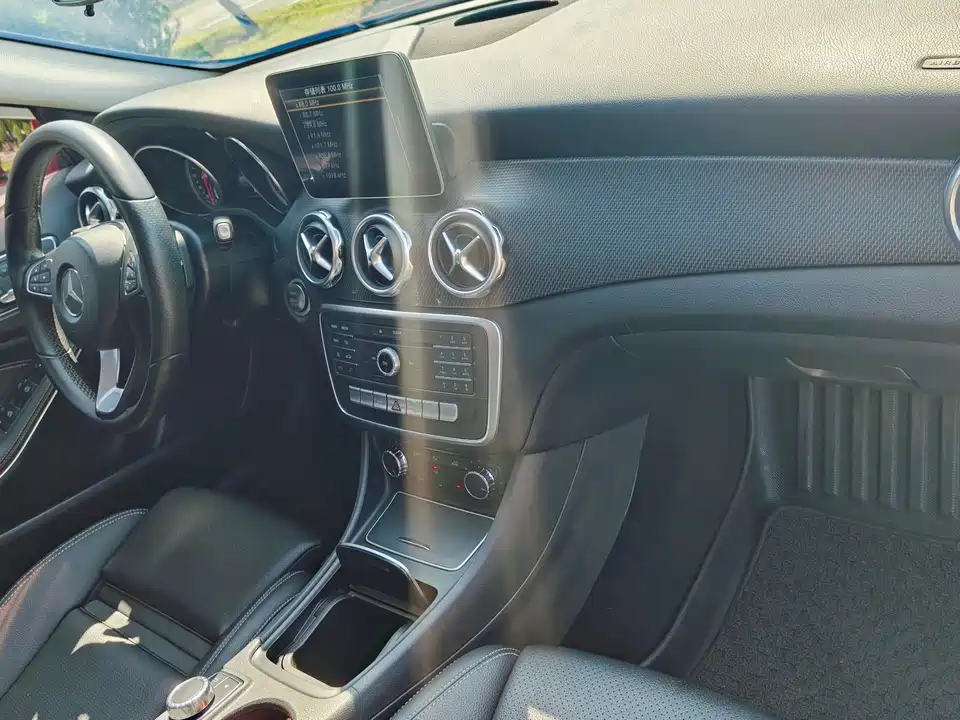 Mercedes-Benz GLA Mercedes-Benz GLA