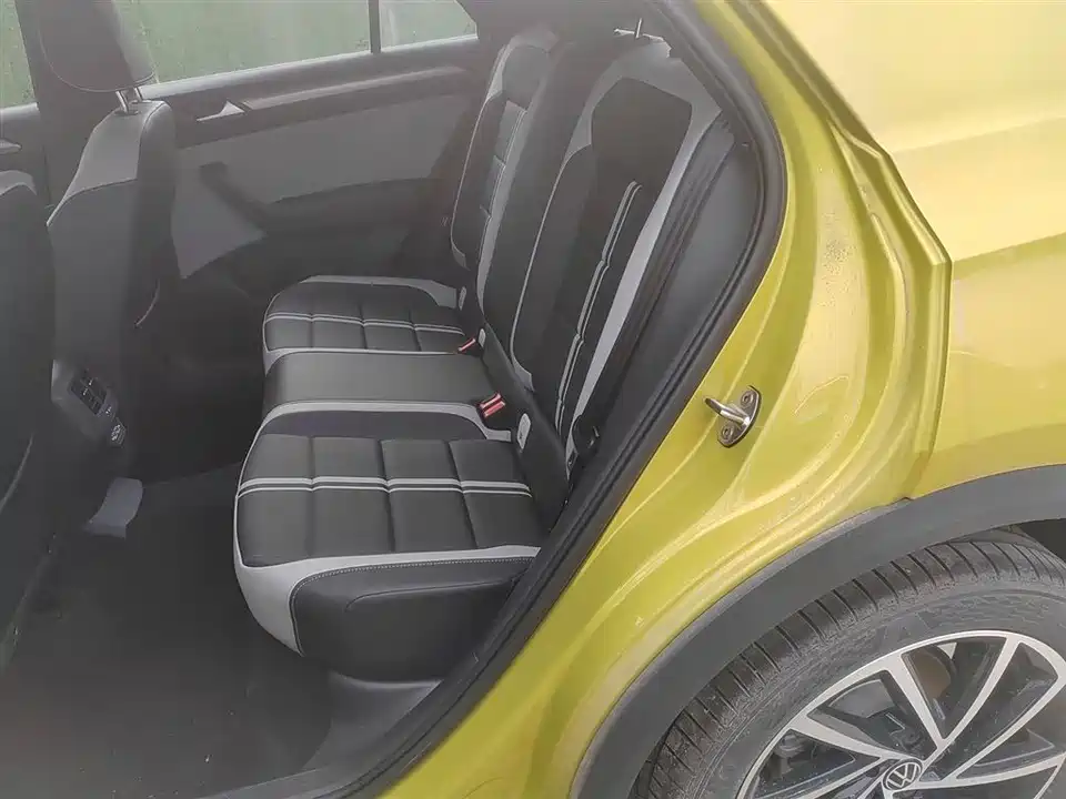 Volkswagen T-ROC exploring Songs