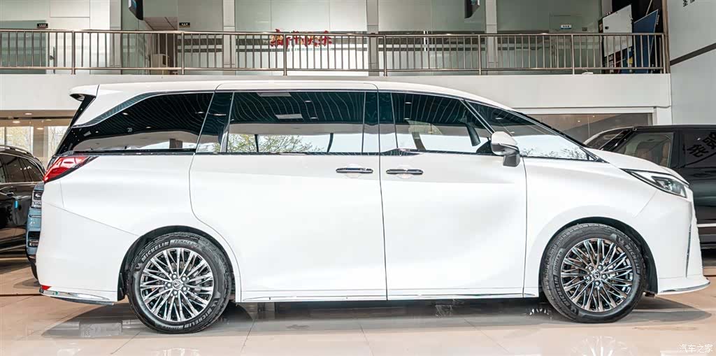 Lexus LM, 2024 4