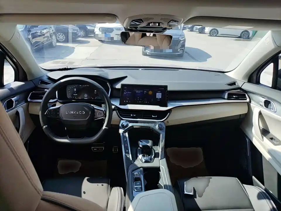 Lynk & Co 06