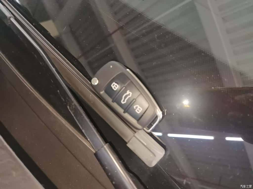 Audi Q2L, 2023 9