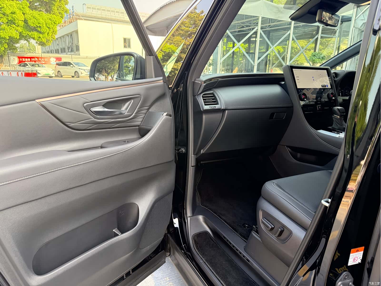 Toyota Alphard, 2025 14