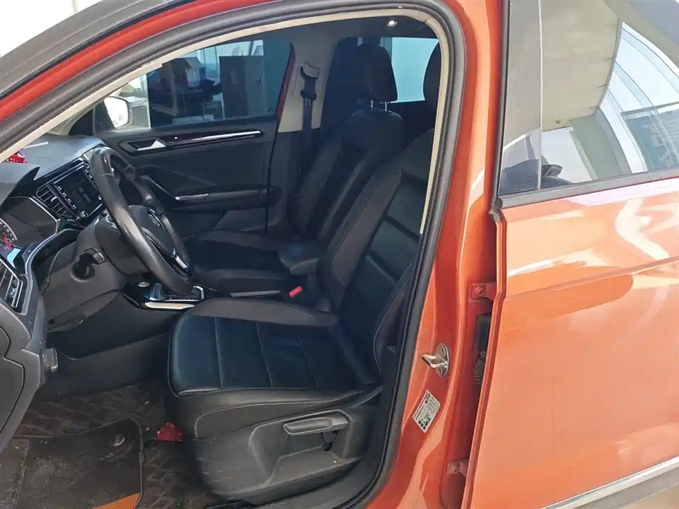 Volkswagen T-ROC exploring Songs
