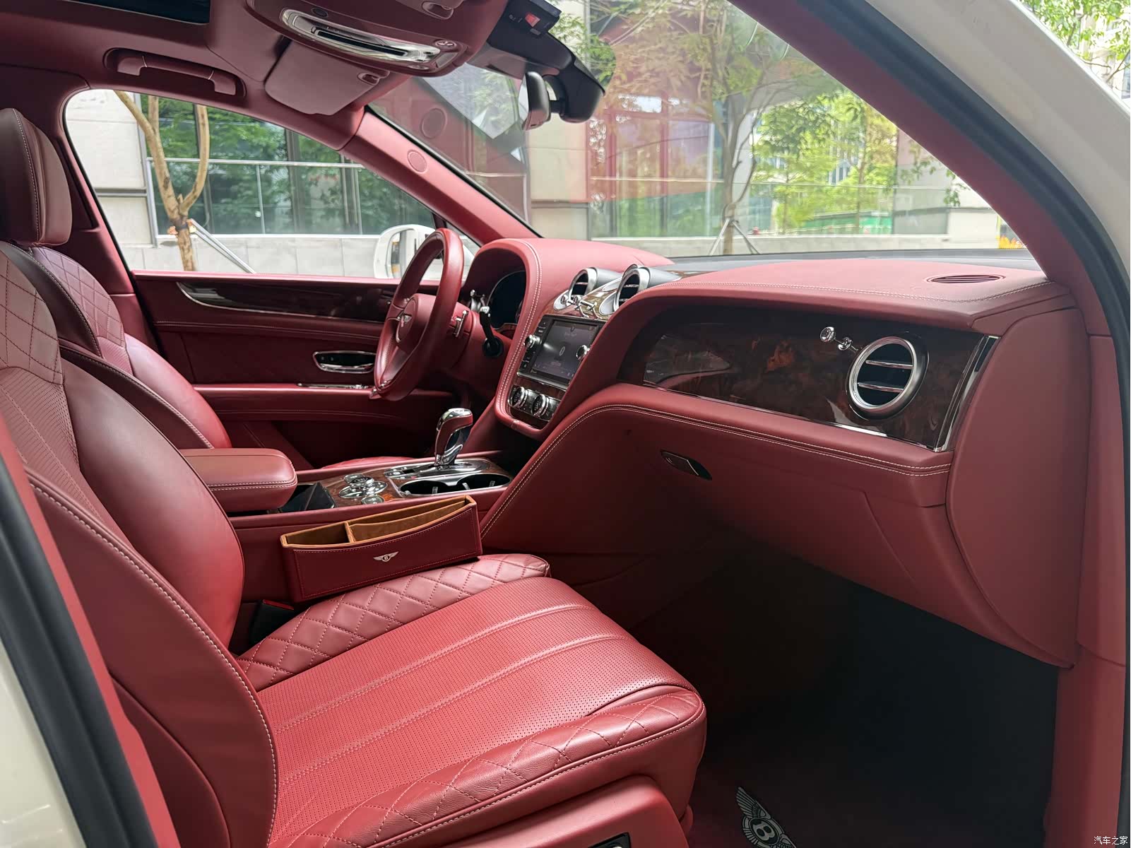 Bentley Bentayga, 2016 10