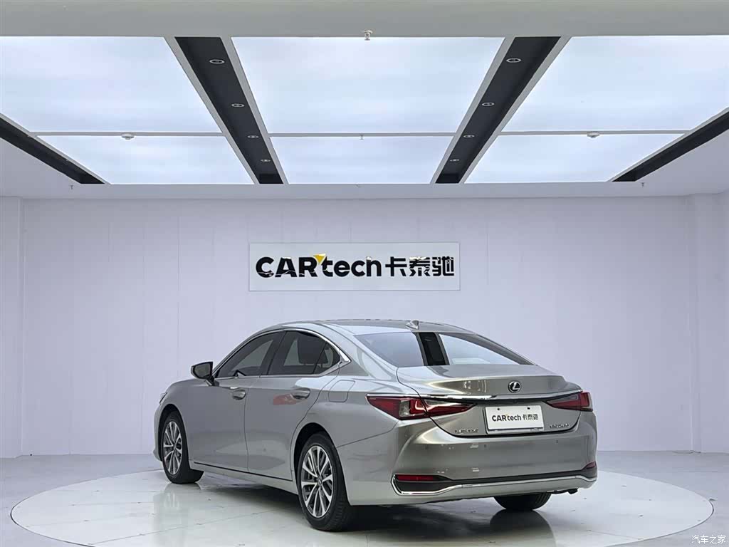 Lexus ES, 2022 3