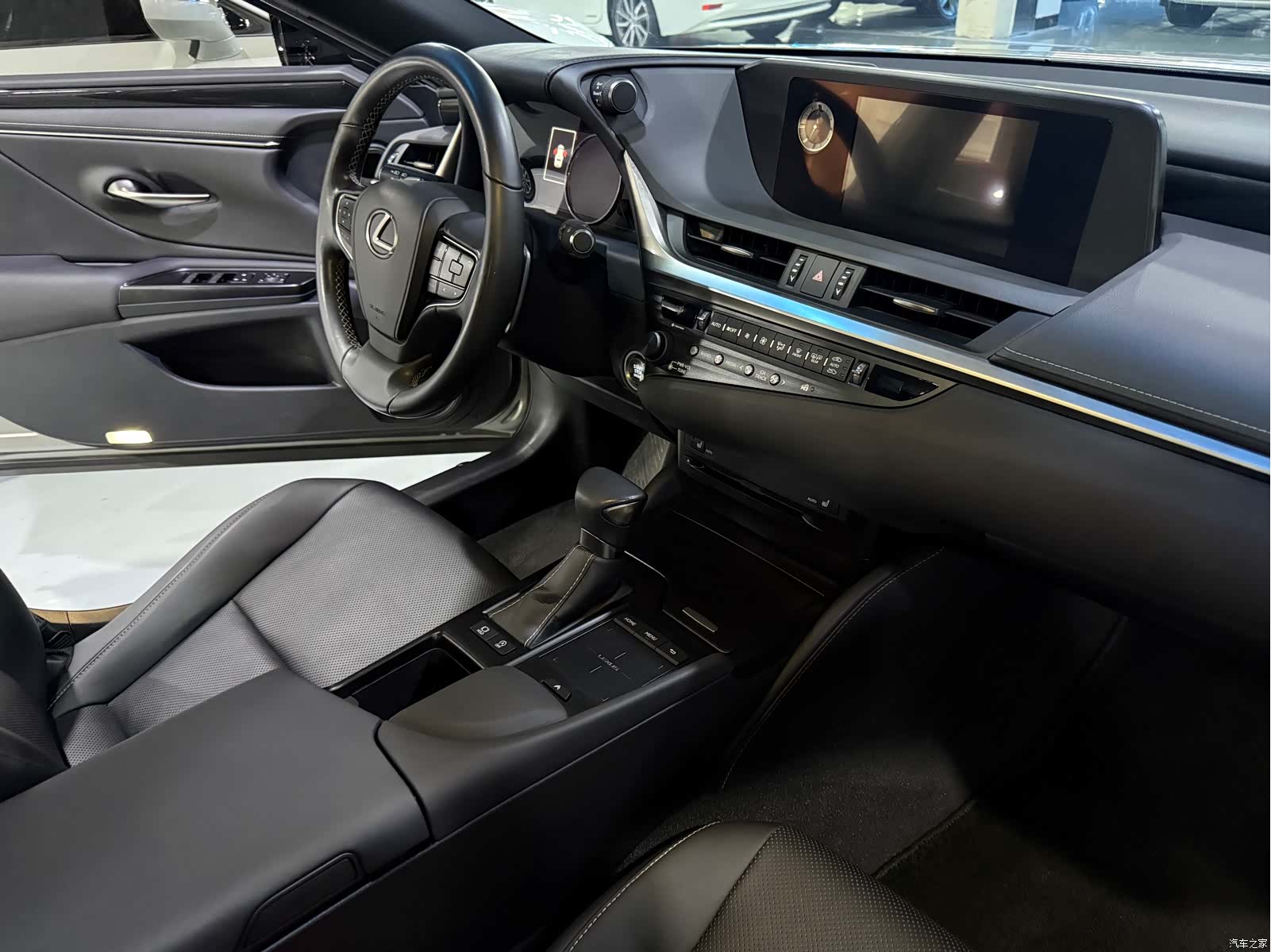 Lexus ES, 2019 13