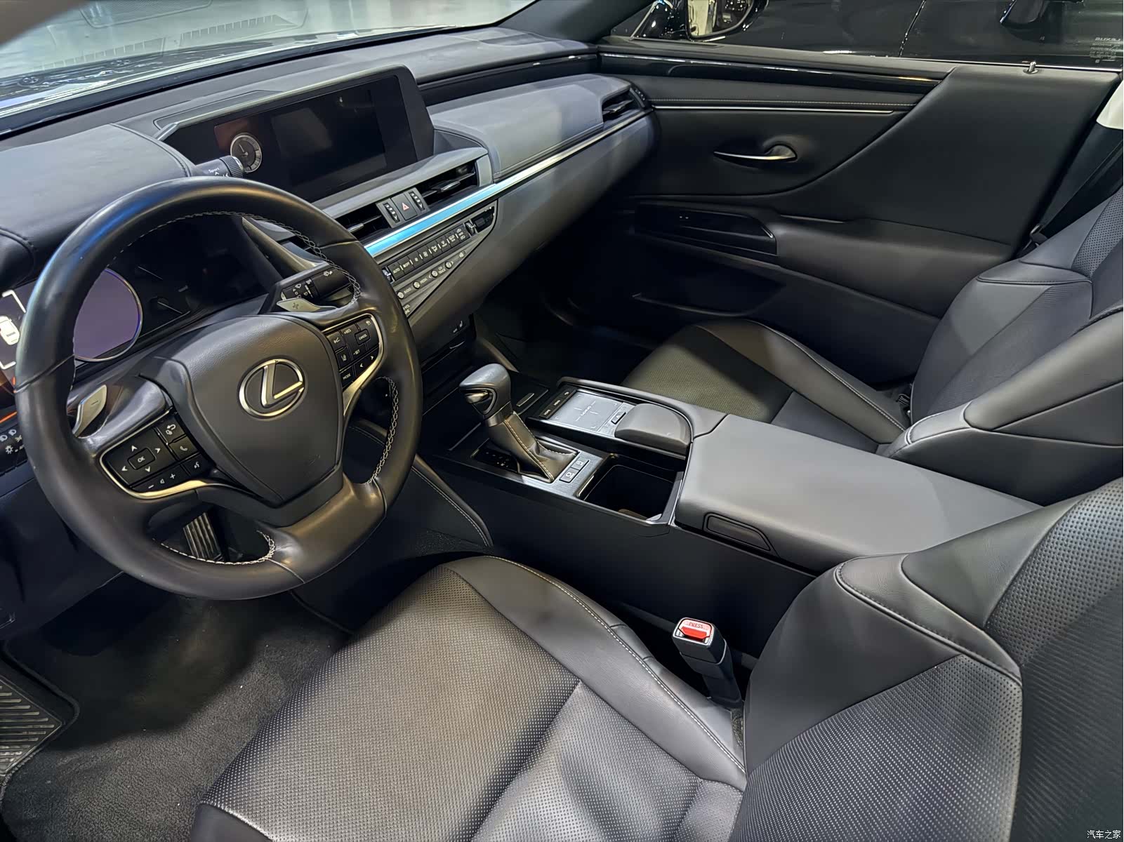 Lexus ES, 2019 все фото