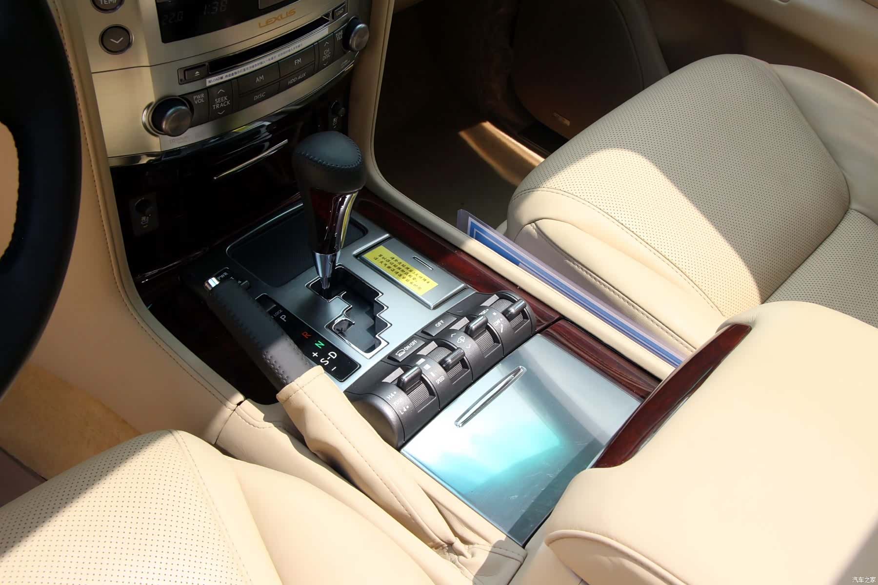 Lexus LX, 2012 11