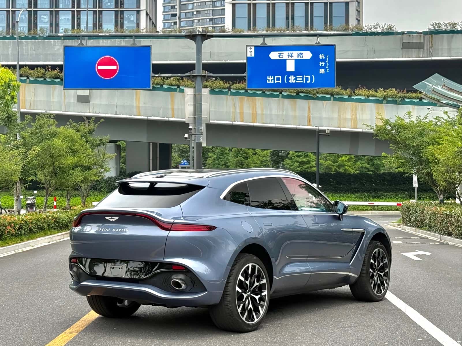 Aston Martin DBX, 2022 7