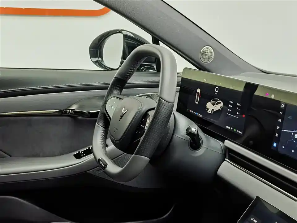 VOYAH Lantu chasing light