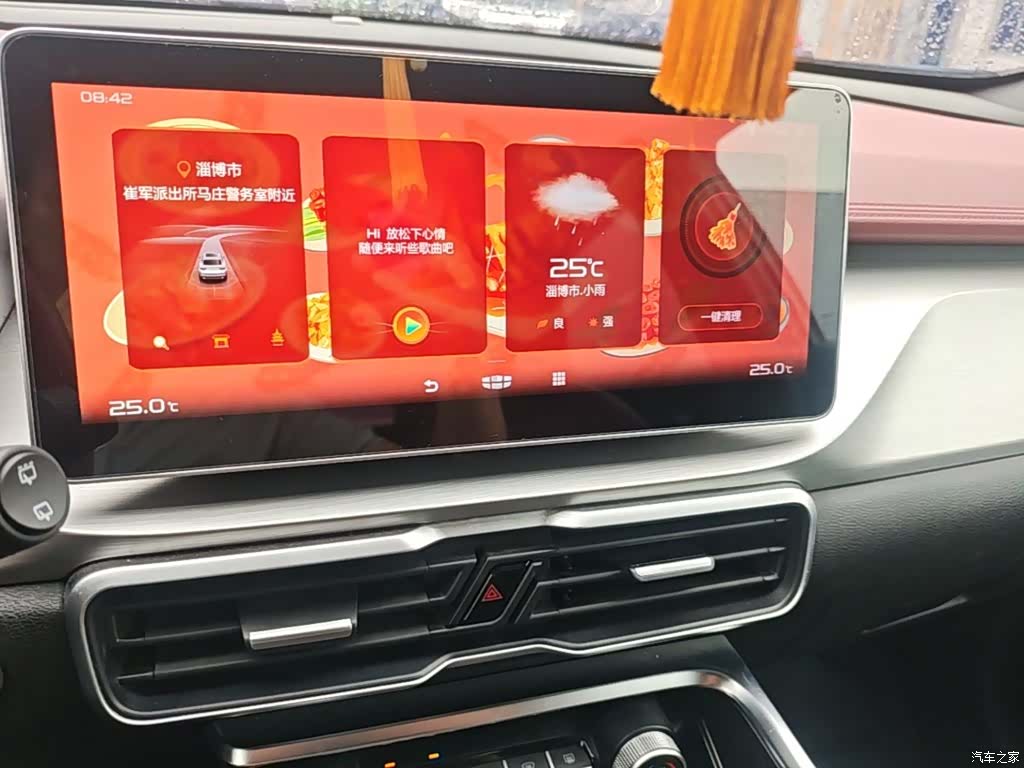 Geely Coolray, 2022 13