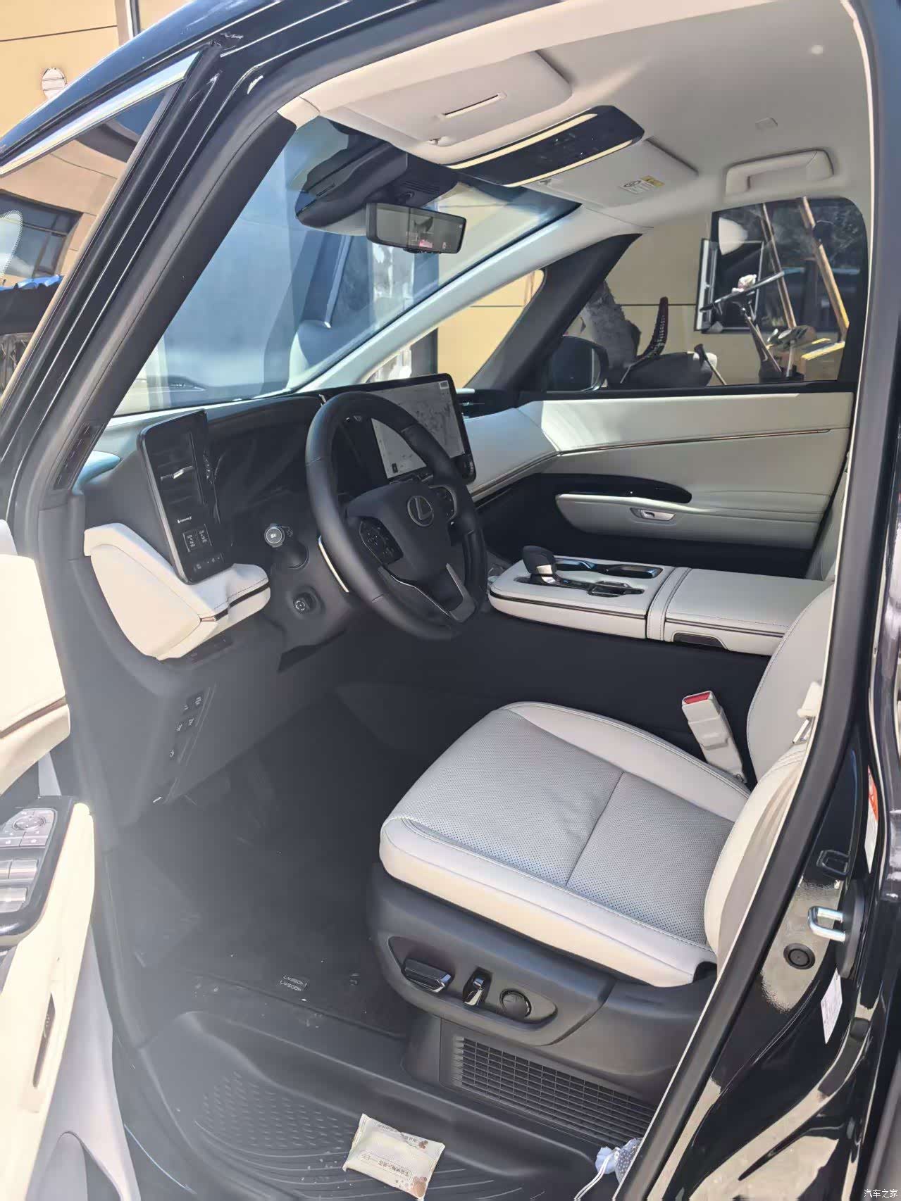 Lexus LM, 2026 14