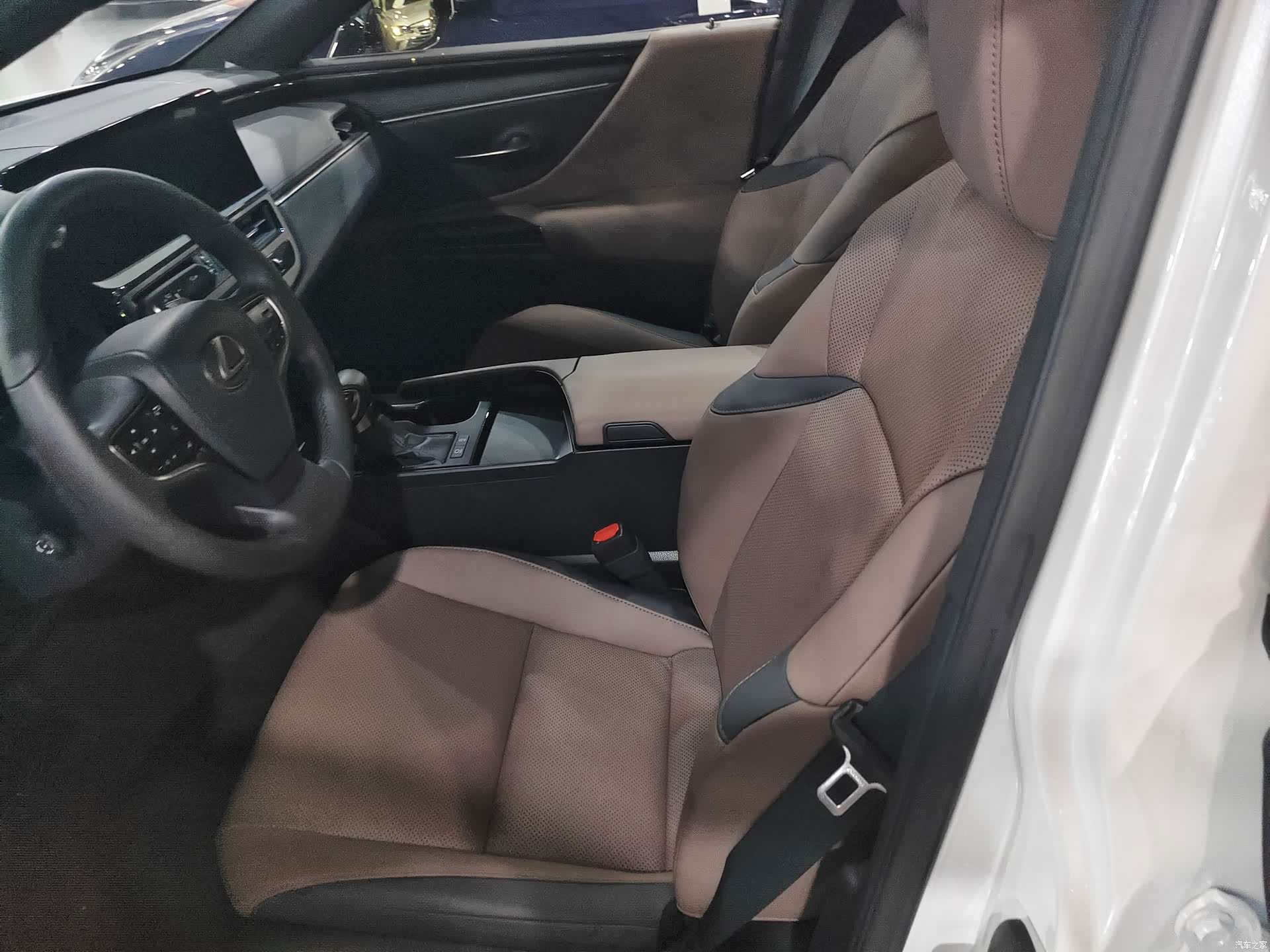 Lexus ES, 2023 все фото