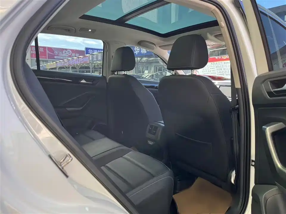 Volkswagen T-ROC exploring Songs