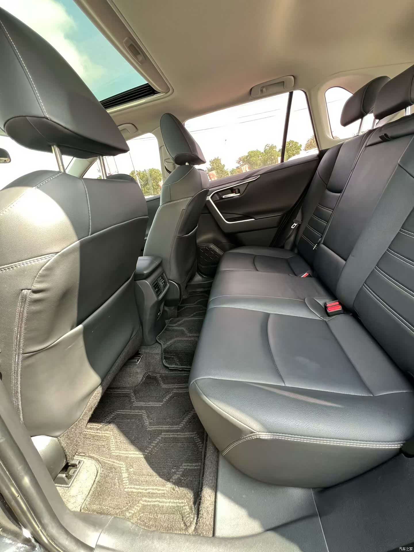 Toyota RAV4, 2022 3