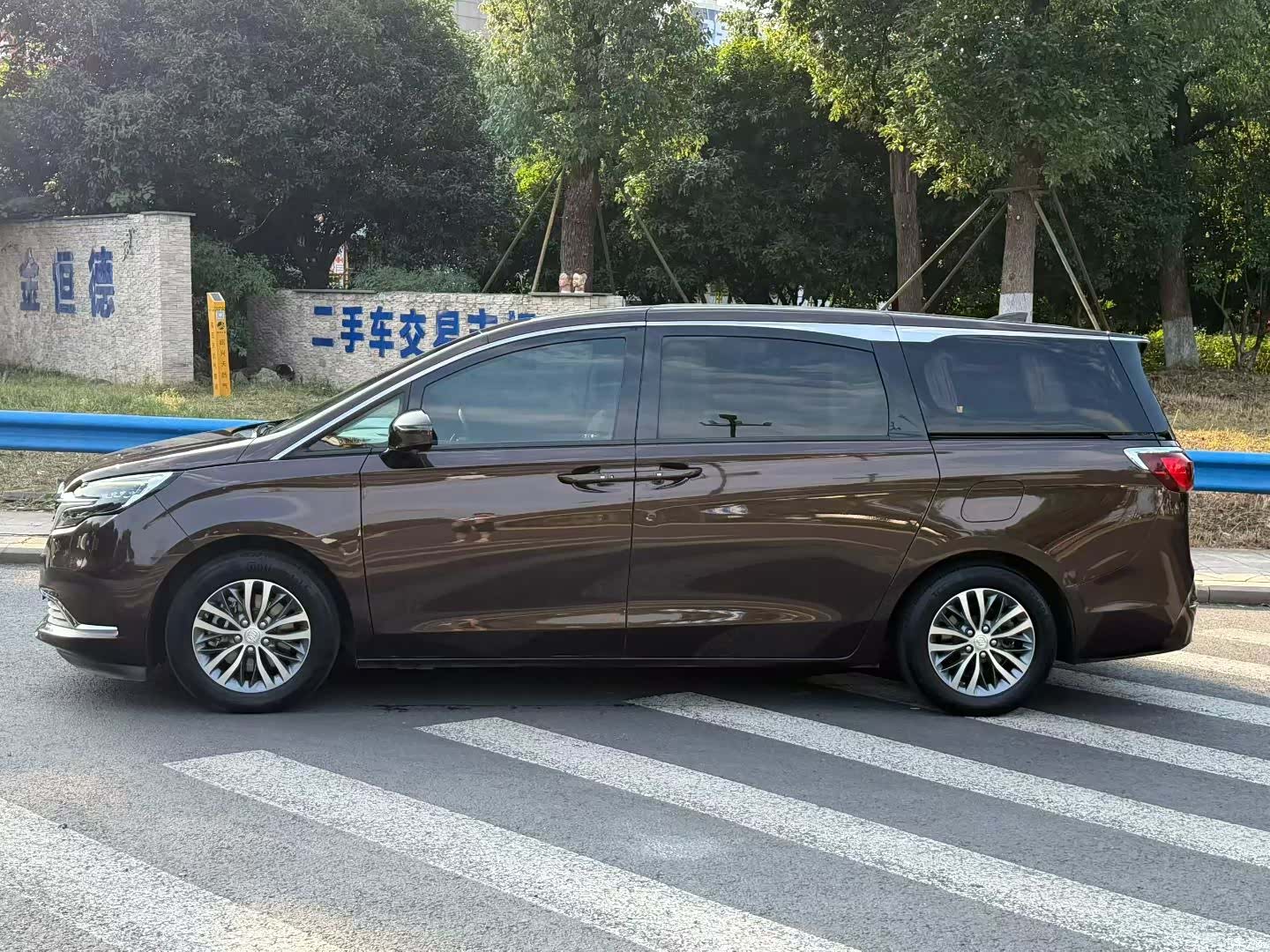 Buick GL8, 2021 3