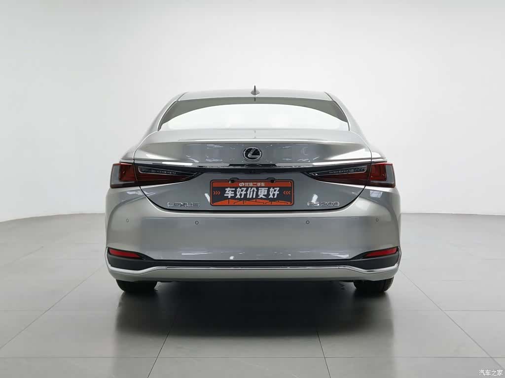 Lexus ES, 2024 4