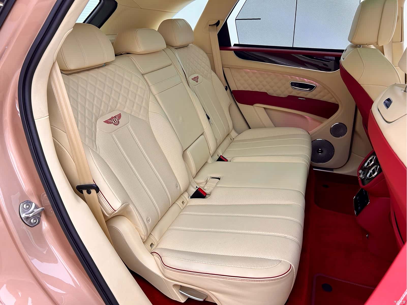 Bentley Bentayga, 2023 16