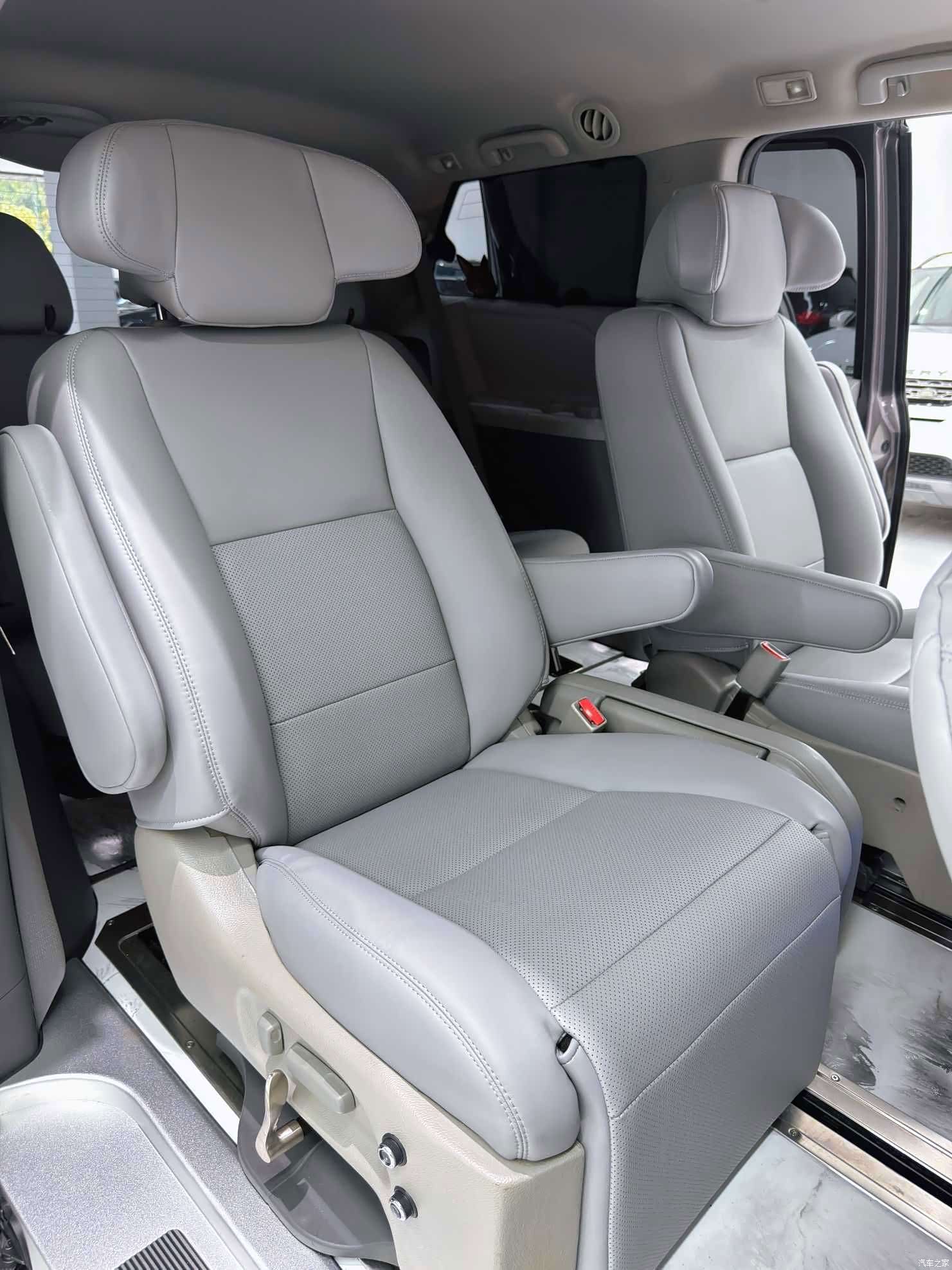 Toyota Sienna, 2017 все фото