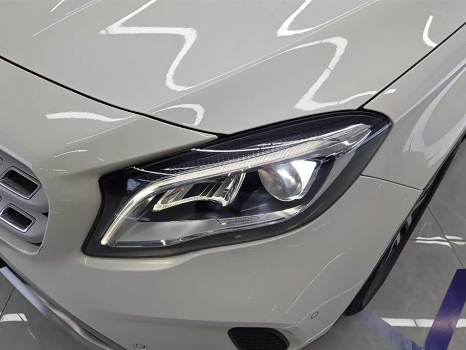 Mercedes-Benz GLA Mercedes-Benz GLA